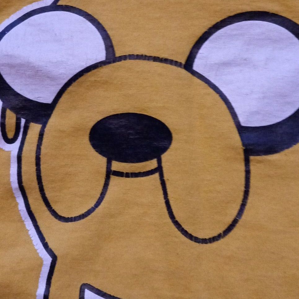 T-shirt från Fruit of the loom med Jake från Äventyrsdags som jag klippt till en magtröja. Knappt använd. Står inuti att det är storlek 140 men passar bra på en liten XS. Lite sprickor i trycket (se bild) men inga andra skador/fläckar. BETALNINGSMETOD: SWISH (PÄLSDJUR I HEMMET). T-shirts.