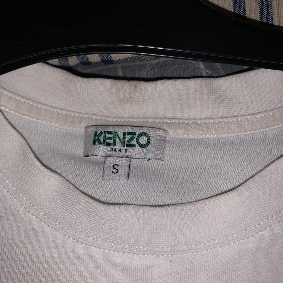 En vit Kenzo tshirt, Gently used 8/10, En liten flaw (syns på 3 bilden), tagg ingår! . T-shirts.
