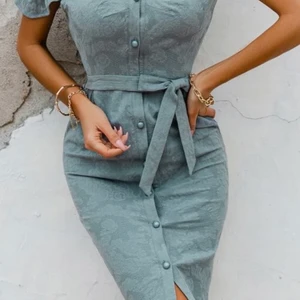 Sommar klänning  - Jag köpte denna precis men den var lite för liten för mig tyvärr så fick beställa en större. Riktigt fin färg precis som på bilden och gulliga detaljer. Prislappen kvar. Ny pris 200 kr. 