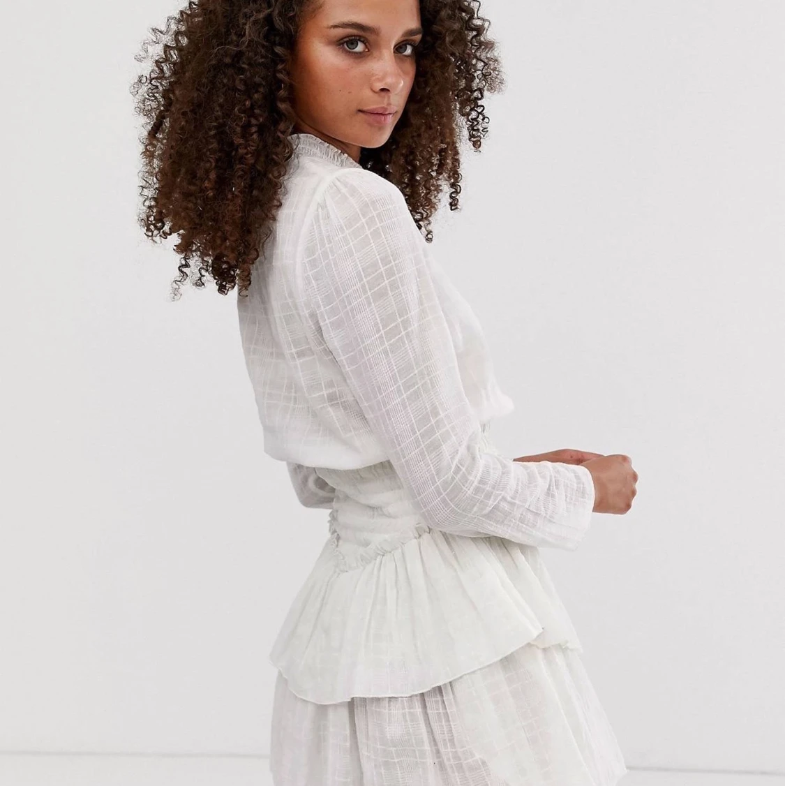 Vit oanvänd klänning med volang - 90