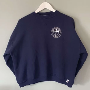 Vintage Sweatshirt Från Russel Athletic - Boxig vintage USA sweatshirt från Russel Athletic!  - Storlek XS - Fint skick - köp nu pris: 190kr!