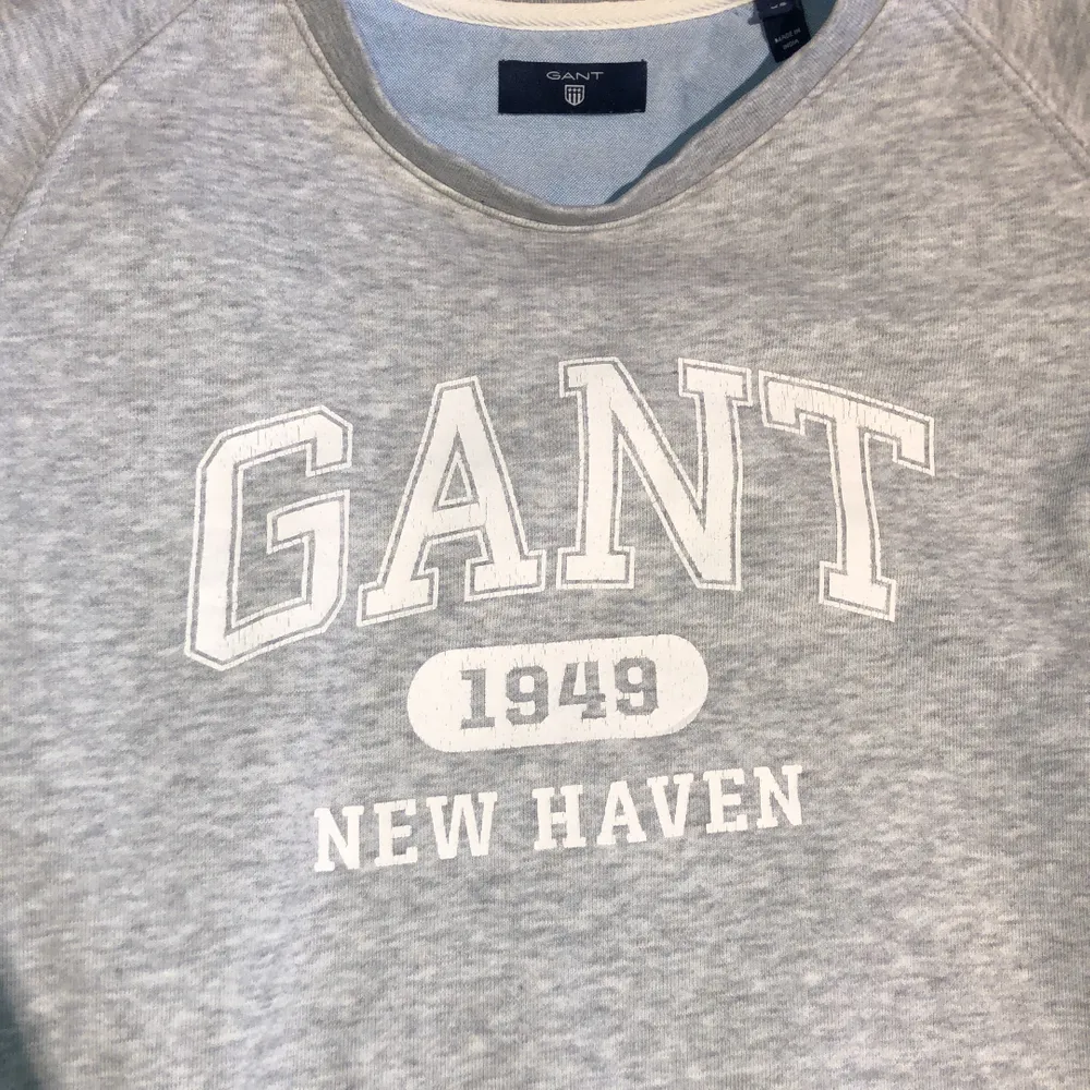 Säljer nu min ljusgråa tröja ifrån Gant, fint skick med några få defekter på texten. Köparen står för frakten!. Tröjor & Koftor.