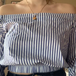 Randig blus  - Söt blå-och vitrandig blus💖 Storlek M och sitter skönt! Använd ett fåtal gånger och i bra kvalité.