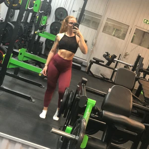Better bodies träningstights  - Säljer superfina better bodies tights i vinröd färg 🥳 som nya! Storlek S, är som ett par XS-S 🌸 kan även tänkas byta mot ett par andra better bodies eller gymshark 💕
