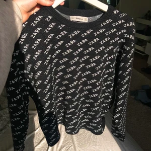 ZARA tröja - Oanvänd zara tröja. Köpte den av en tjej på Plick men har aldrig kommit till användning🖤