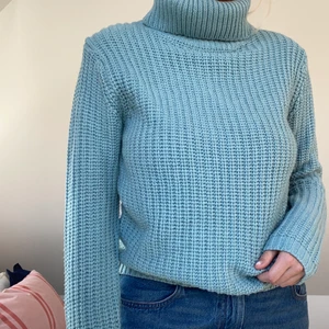 Mysig polo - Jättemysig stickad tröja med polo. Fin färg & bra skick! Endast använd några få gånger, säljer för den inte kommer till användning. Köparen betalar frakt💙