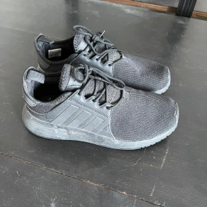 Adidas skor - Snygga Adidas skor som inte kommit till användning så mycket. Storlek 37.5. Köpare står för frakt.