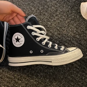 Converse  - Sååå snygga svarta high converce. Köpta för några veckor sedan och enbart använda 1 gång. Storlek 38 men passar mig med 38.5-39. Skicka meddelade för fler bilder så skickar jag direkt! ❤️‍🔥🥰🆒