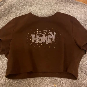 Supersnygg croptop  - As fin croppad top ifrån Shein med strass. Sitter som en Strl M 💋