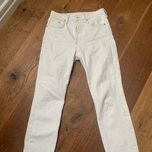Knappt andvända vita jeans från hm passform vintage slim. 