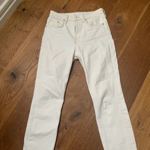 Hm byxor storlek 34  - Knappt andvända vita jeans från hm passform vintage slim. 