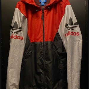 Adidas jacka limited edition L - Väldigt stylish adidas jacka stl L " Street style " Blev lite små gör mig