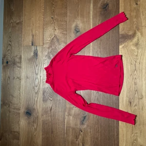 Röd polo tröja från hollister  - Knappt andvänd tajt polo tröja storlek xs från hollister 