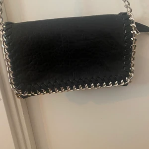 Tiamo -väska - Säljer en fin väska från TIAMO, den är använd väldigt sällan. Den är i den minsta storleken, S. Säljer för att jag inte använder den och den är i väldigt fint skick. BUDA BARA OM DU KAN KÖPA! FRAKT INGÅR EJ!