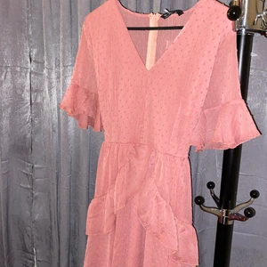 Klänning  - Aldrig använt klänningen men den är riktigt söt och i bra skick. Har ett band där bak som man kan knyta fram eller bak också. 