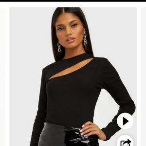 Svart fest topp - Svart långärmad tröja från Nelly.Com i storlek S. Aldrig använd och lappen sitter kvar💗💗💗 nypris är 299kr och jag säljer för 100kr + frakt