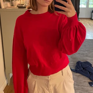 Röd tröja Monki - Jag säljer denna röda stickade tröja från Monki i storlek S för 80 kr. Perfekt till julen 🎄❤️