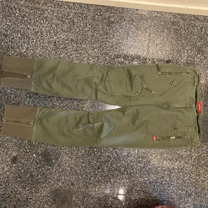 Armégröna byxor - Miss Sixty - Armégröna byxor från Miss Sixty med coola detaljer ⭐️