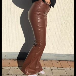 Bruna skinnbyxor - Bruna läderliknade/skinn byxor som är helt oanvända förutom för bild. Original pris på Shein är 169 kr. Riktigt bra kvalite men de är för långa på mig som är 163 cm. sista bilden är lånad. 