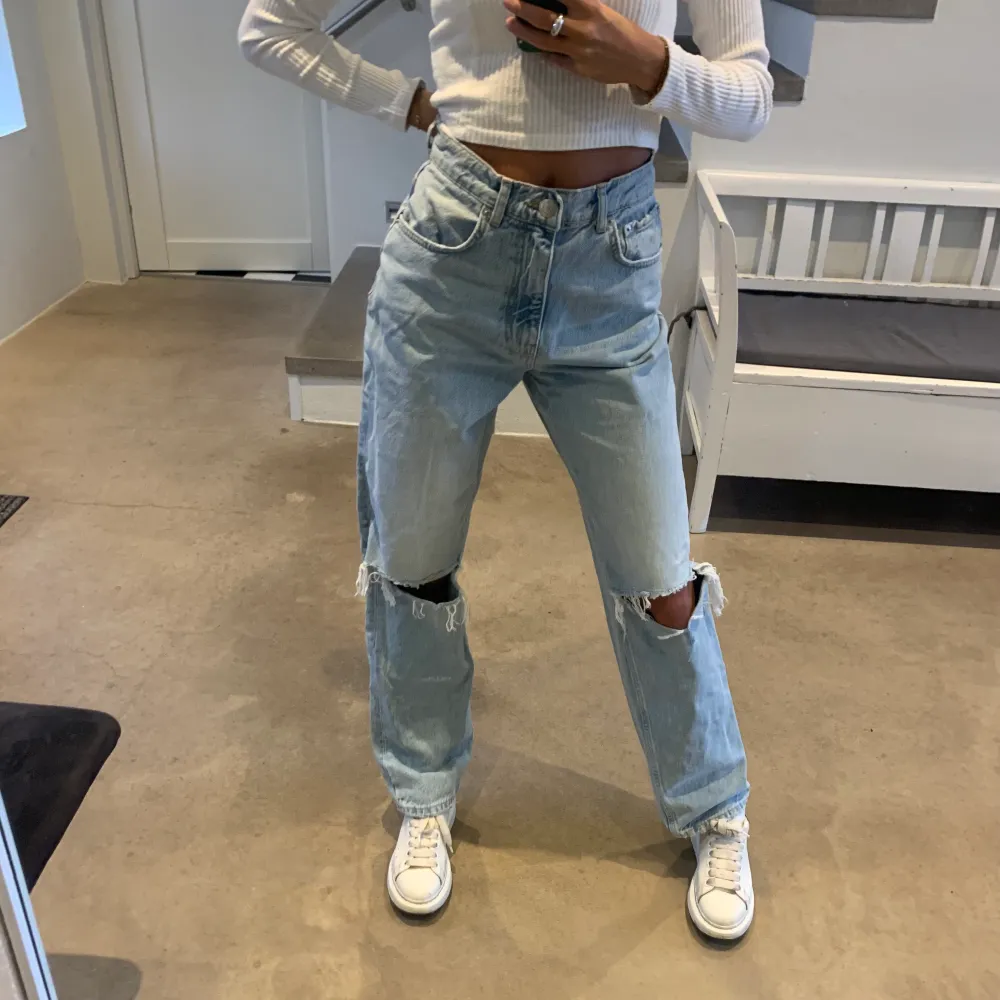 Säljer mina 90’s jeans då de är för stora för mig!! Skitsnygga och i extremt bra skick. 🥰. Jeans & Byxor.