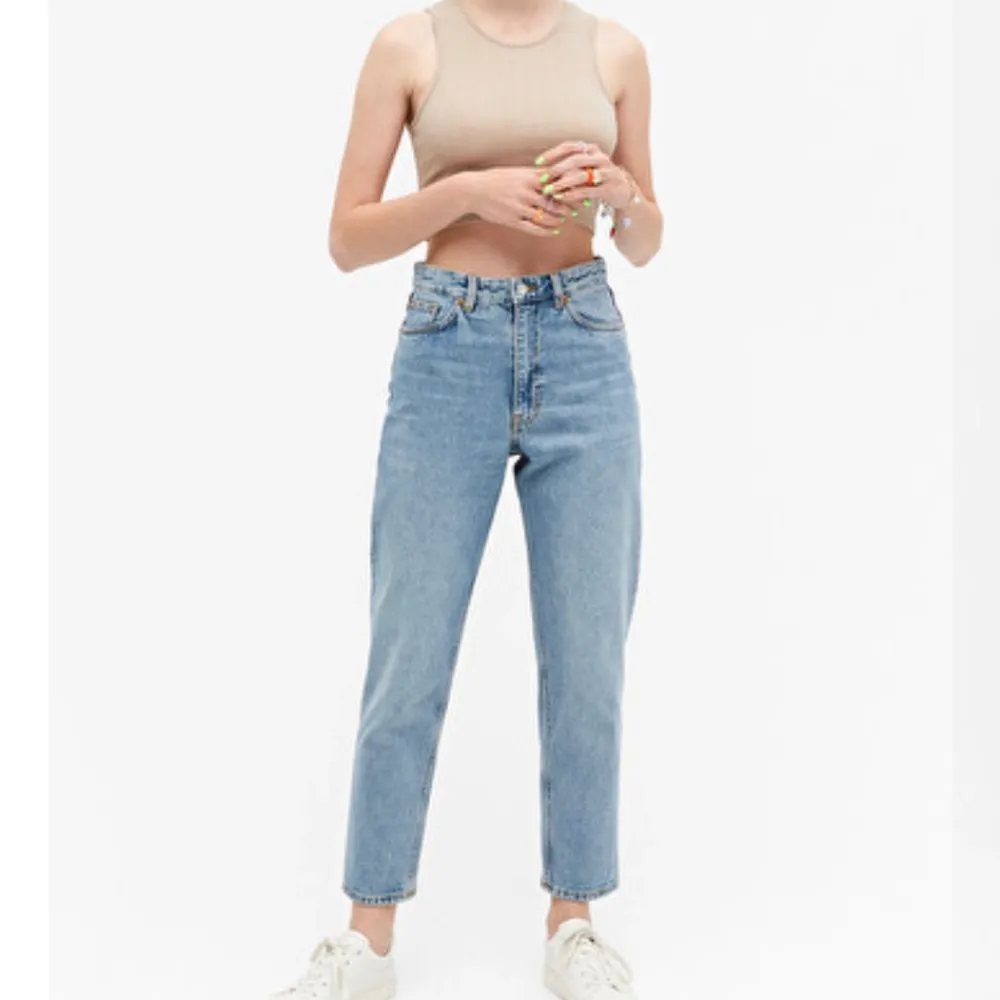 Ett par jeans från Monki i modellen Taiki som är i bra skick. De är i storlek 29, vilket motsvarar M. Ursprungspris 400 kr men säljs för 150+frakt. Jeans & Byxor.
