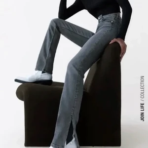 Zara jeans - Säljer mina populära zara jeans med slits, kommer aldrig till användning och är i bra skick! Fråga för fler bilder 