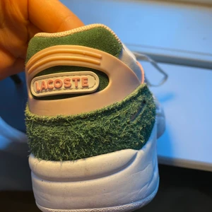 Lacoste skor - Intressekoll på snygga Lacostesneakers med gröna och rosa detaljer. Nypris 1700, inte hittat att de går att köpa i sverige
