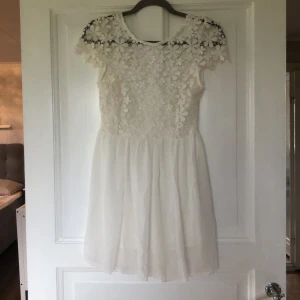 Vit klänning  - Vit jättefin klänning, studentklänning kanske? Storlek S