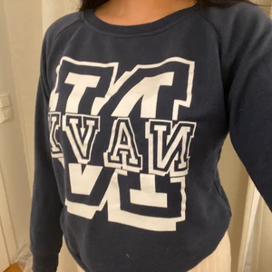 Collegetröja  - Collegetröja från bikbok strl XS men passar mig med S. Lite nopprig därav priset❤️