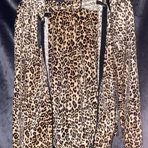 Gina sätt - Leopard sätt från Gina. Byxorna är i storlek M och koftan i storlek Xs
