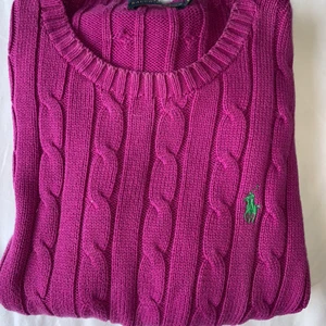 Kabelstickad tröja från Ralph Lauren - Fin kabelstickad tröja från Ralph Lauren. Perfekt nu till vintern! Varm och väldigt skön. Bra skick, sparsamt använd. Storlek XS. Nypris ca 1300