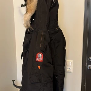 Säljer Parajumper jacka  - Väldigt fin jacka. Passar bra och är varm, bra kvalite. Storlek large. Köpt på Calanders i Halmstad.