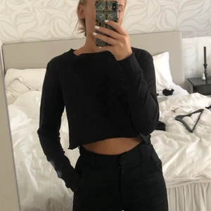 Cheap monday tröja - Cropped tröja från cheap mandat i storleken xs✨ Köpare står för frakten🌷