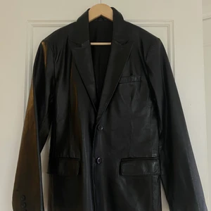 äkta läderjacka  - Jacka köpt oanvänd secondhand, fortfarande oanvänd och i nyskick. Super fin och lite längre i modellen och kan därför användas som både kavaj och jacka. Priset inkluderar frakten:)