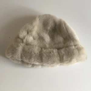 Pälsmössa  - Fin pälsmössa (osäker på om det är äkta päls), köpt second hand 