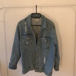 Jeansjacka  - Fin jeansjacka som jag inte använder längre. Jag är vanligtvis en S men ville ha den lite over size.  Skicka för fler bilder🥰