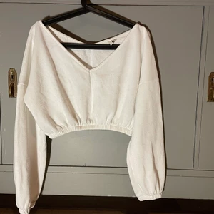 tröja - croppad tröja från nelly. lite nopprig annars jättefin. strl XS. frakt tillkommer 
