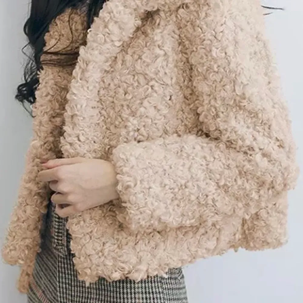 Esmeralda fur coat i svart, liknande den på bilden, har jag haft liggandes i garderoben utan användning. Kappan är helt oanvänd och har fortfarande prislappen på🤍 Jackan köptes för 699kr och är extremt mjuk och gosig! 🤎🧸 Priset kan möjligtvis diskuteras 💘. Tröjor & Koftor.