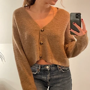 Söt brun kofta - En gullig kofta med knappar från Bikbok. Brun och croppad. Knappt använd och skulle säga att den även funkar till någon med Medium i storlek🤎