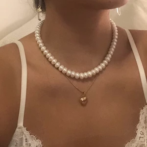 pärlhalsband med äkta pärlor - jättefina pärlhalsband med äkta odlade pärlor!🤍🤍 halsbanden är ca 40 cm långa och har rostfria spännen i form av silvriga rosor! pärlorna är vita, men eftersom att de är äkta är formen på pärlorna inte exakt likadan (syns på bilderna) 🤍 frakt ingår ej (frakt på ett halsband ligger runt 30kr)!🧚🏼🌟☁️☁️