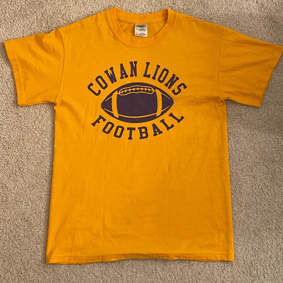 Gul t-shirt med lila tryck - 90