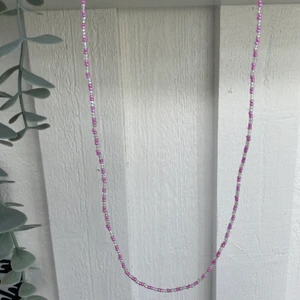 Halsband - Säljer ett egengjort halsband i färgerna ljuslila & vit💜🤍