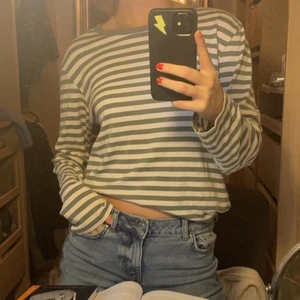 Randig långärmad - Långärmad tröja men ljusgröna ränder från Monki. Väldigt skön och sparsamt använd. Säljer då den tyvärr inte kommer till användning. 🤍🤍