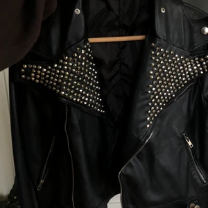 Skinnjacka - Det är storlek M men den är tajtare i passformen. 