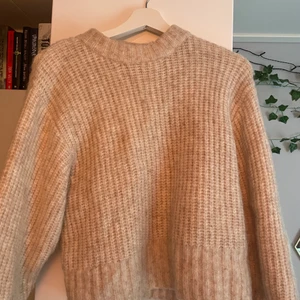 Beige Stickad Tröja  - En beige stickad tröja ifrån MONKI, knappt använd och väldigt varm. I bra skick. 