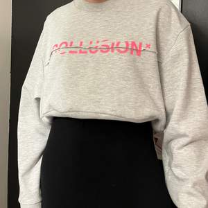 En croppad sweatshirt från Collusion ✨ Använd ett fåtal gånger :) Frakt tillkommer!