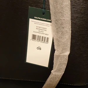 Helt ny och oanvänd Ralph Lauren väska!! - Helt ny Ralph Lauren shopper väska som inköptes denna sommar men som nu säljs pga jag har hittat en liknande väska som jag vill köpa. Prislappen och papret i väskan finns fortfarande kvar(se bilder).Passa på att fynda denna fina väska som säljs för ett mycket bra pris. Nypris i butik 2400 kr (Åhlens)