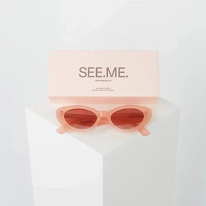 Rosa chimi x Gina tricot - Ascoola rosa Chimi X Gina tricot solglasögon💓 aldrig använda (nyskick) och kommer med matchande tygfodral och låda🤘🏼 (sänker pris vid snabb affär!)