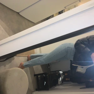 Jeans - Säljer nu mina superfina jeans köpta på åhlens jeans avdelning. Dem är anända ett fåtal ggr och i stolek m, men på bilden var jag mer en löte större s och dem satt as bra. Är man även en xs skulle dom sitta snyggt men mer baggy. Jag är 173 cm. Slits 