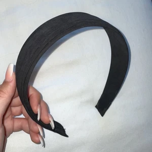 Diadem - Säljer detta superfina svarta diadem🤍perfekt och passar till allt, använt endast ett fåtal gånger och inga defekter✨